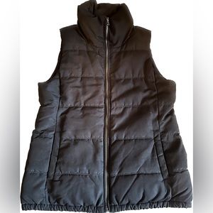 Old Navy quilted puffer vest with pockets. Women’s size Medium